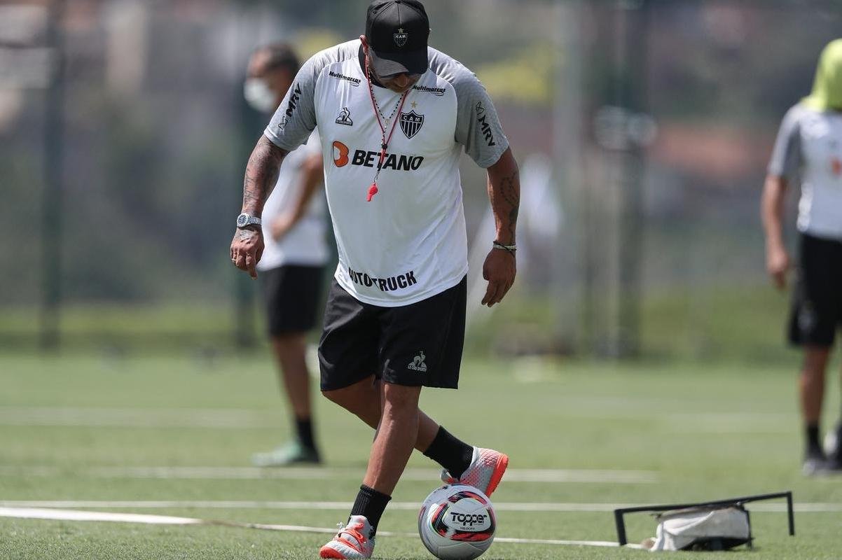 Com seriedade, mas tambm descontrao, o Atltico treinou sob sol forte na manh desta sexta-feira (21), na Cidade do Galo, em Vespasiano. Este foi o quinto dia de pr-temporada para o clube mineiro em 2022, sob o comando do tcnico argentino Antonio 'El Turco' Mohamed. Novas baixas, o volante Allan e o atacante Keno testaram positivo para COVID-19 e no participaram das atividades (ambos cumprem perodo de sete dias de isolamento social).