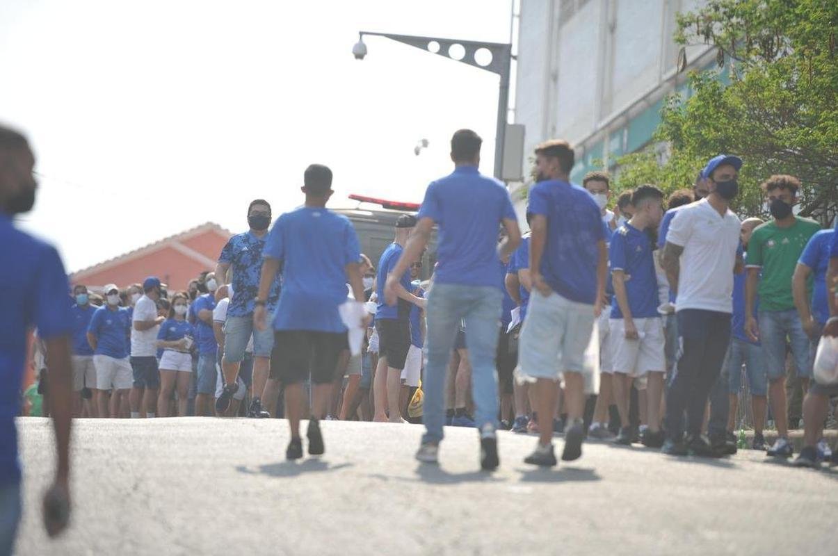 Torcida do Cruzeiro chega ao Independncia para o primeiro jogo com pblico no estdio durante a pandemia