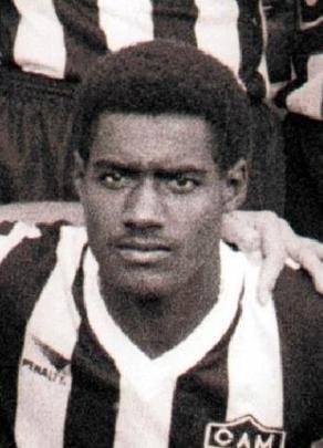 13 - Aílton: artilheiro na conquista da primeira Copa Conmebol do Atlético, em 1992, Aílton balançou as redes seis vezes naquela competição. Em quase seis anos defendendo o Galo, Aílton entrou em campo 264 vezes e marcou 63 gols. Ele também foi campeão mineiro em 1998, 1989 e 1991.