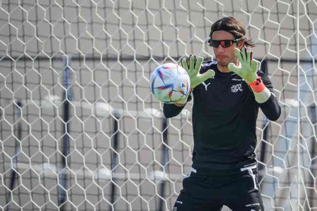 Yann Sommer, goleiro da Sua, treina usando culos escuros, em preparao para jogos da Copa do Mundo no Catar