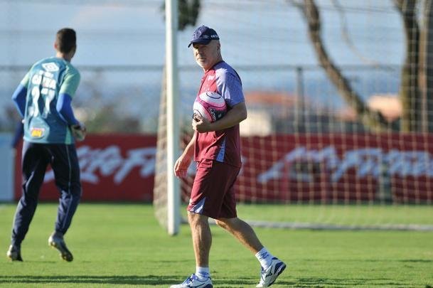 Jogadores do Cruzeiro durante treino desta sexta-feira na Toca da Raposa II