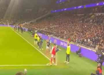 Clássico entre Tottenham e Arsenal teve rivalidade entre brasileiros e confusão no fim da partida, em meio a demonstração nervosismo de Richarlison