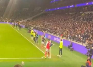 Clássico entre Tottenham e Arsenal teve rivalidade entre brasileiros e confusão no fim da partida, em meio a demonstração nervosismo de Richarlison