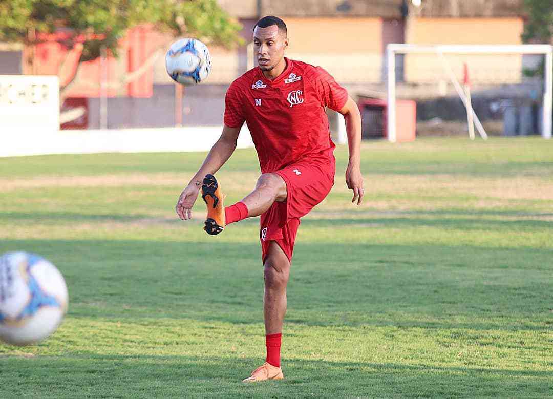 Depois de se destacar com a camisa do Sampaio Corra na Srie C, o centroavante Salatiel Jnior foi o primeiro reforo anunciado pelo Nutico para a temporada 2020.