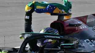 Hamilton carrega bandeira do Brasil e repete gesto de Senna em SP