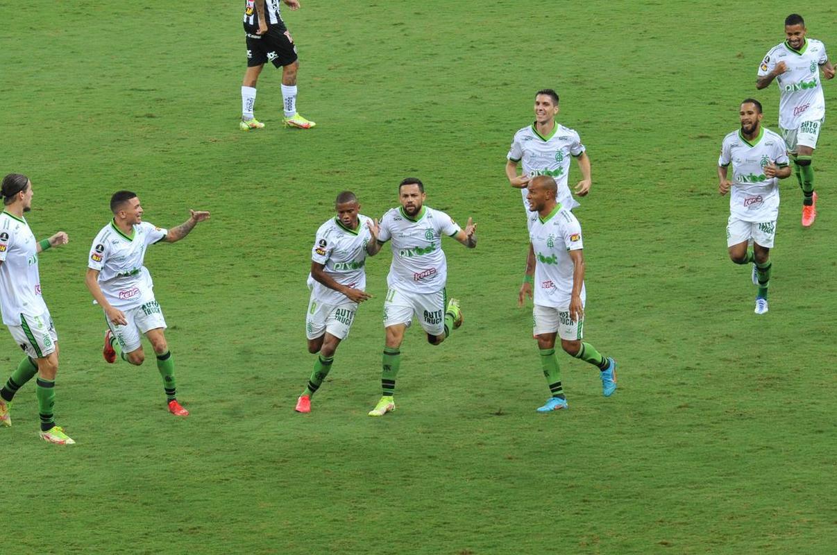 Felipe Azevedo abriu o placar no clssico com um golao em chute de fora da rea, no ngulo esquerdo de Everson: 1 a 0 Amrica