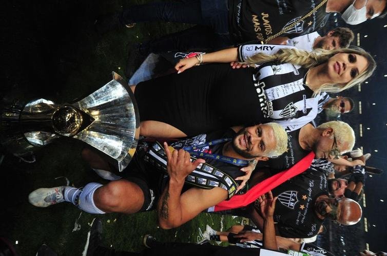 Atltico ergue a taa de campeo brasileiro e d a volta olmpica diante da torcida alvinegra, no Mineiro