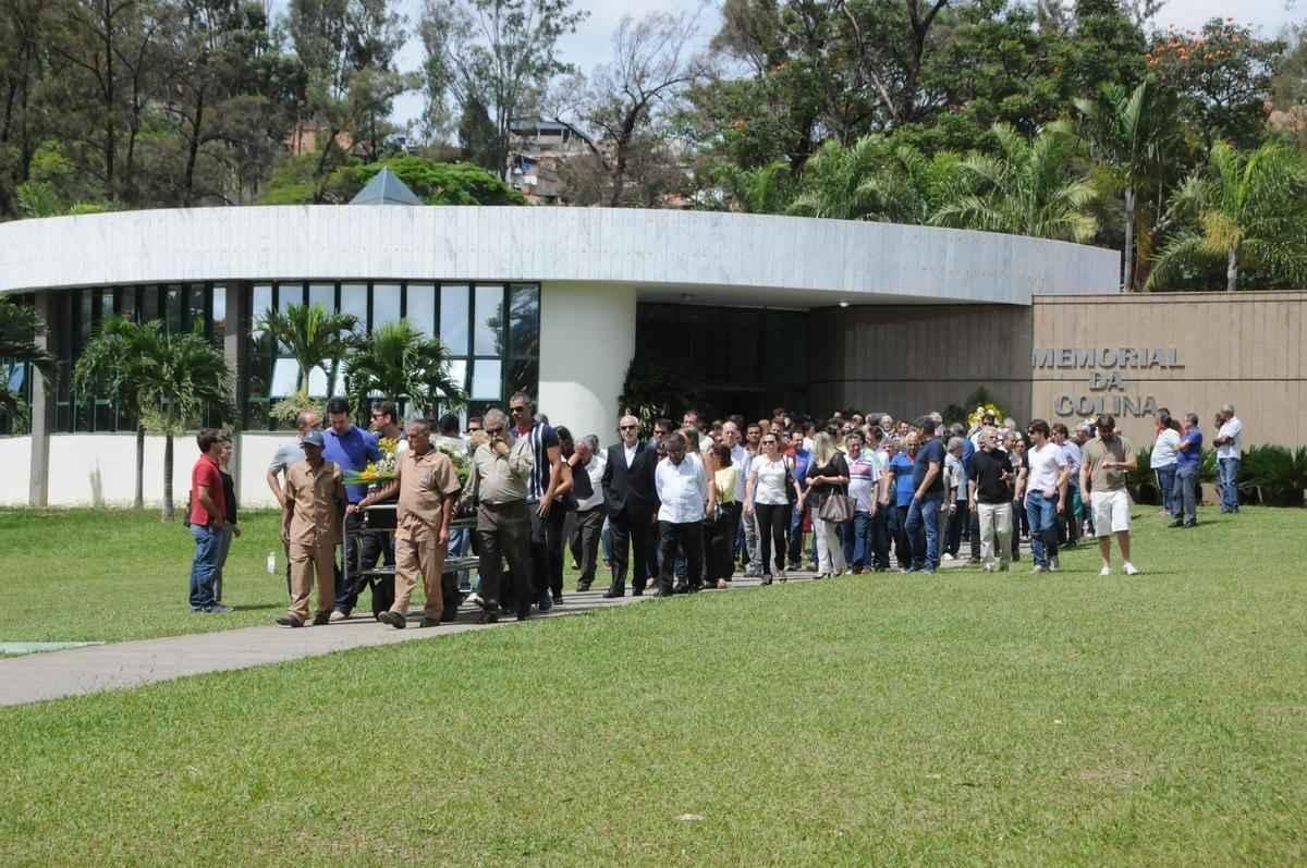 Sepultamento de Carlos Alberto Silva, no Parque da Colina, em BH, recebeu personalidades do esporte