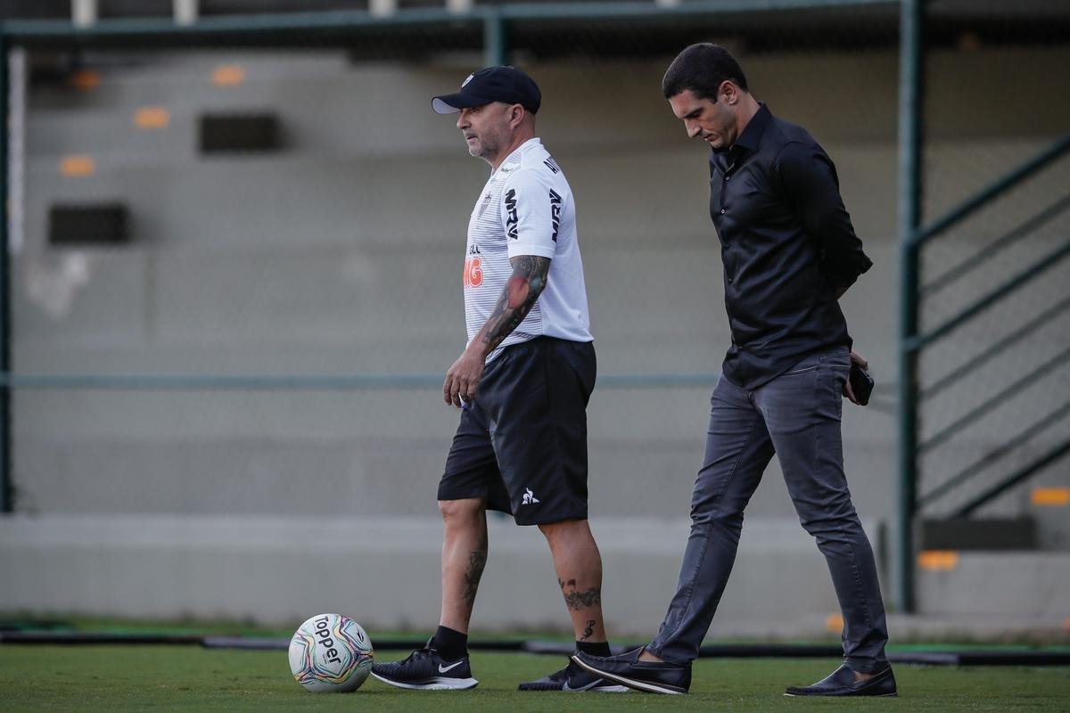 Em meados de novembro de 2020, o Atltico vivenciou um surto de COVID-19 na Cidade do Galo. Dias antes, Gabriel Andreata, gerente de futebol e brao direito de Sampaoli, promoveu uma festa que contou com a participao do treinador. A reunio com cerca de 60 pessoas repercutiu negativamente no clube, que perdeu peas importantes da equipe no perodo e acabou somando apenas quatro de nove pontos disputados.