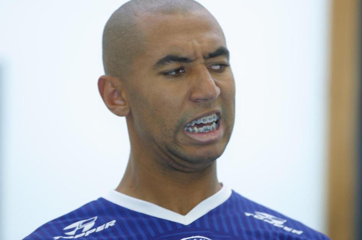 Luiso foi o terceiro maior artilheiro do elenco do Cruzeiro em 2002, com 10 gols em 61 jogos. Alm de cabecear bem, o zagueiro de 1,92m costumava arriscar chutes de fora da rea. De 2000 a 2003, foram 15 gols em 147 partidas.