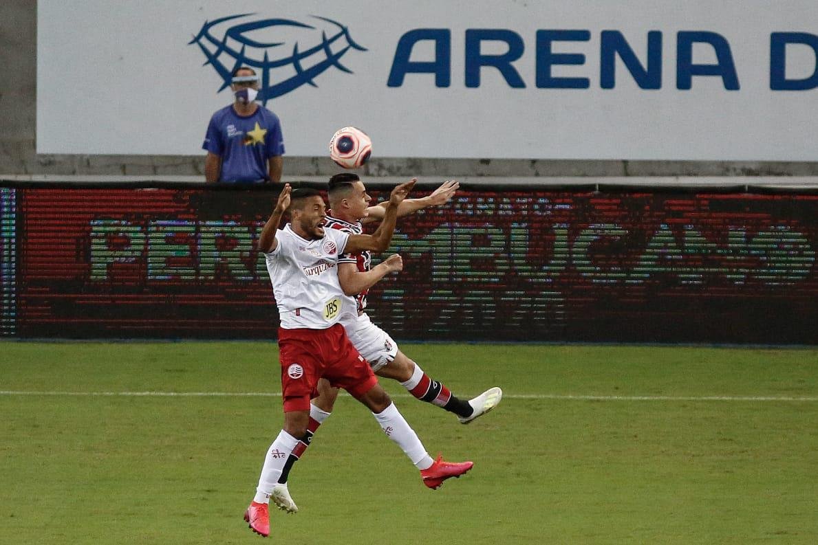 Jogo começou pegado para as equipes, com o Santa Cruz tendo mais posse de bola no começo, mas sem oferecer jogadas mais ofensivas, com o Náutico fechando as linhas de marcação.