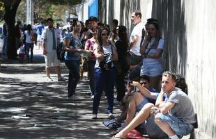 Torcedores formaram uma longa fila desde a manh desta segunda-feira