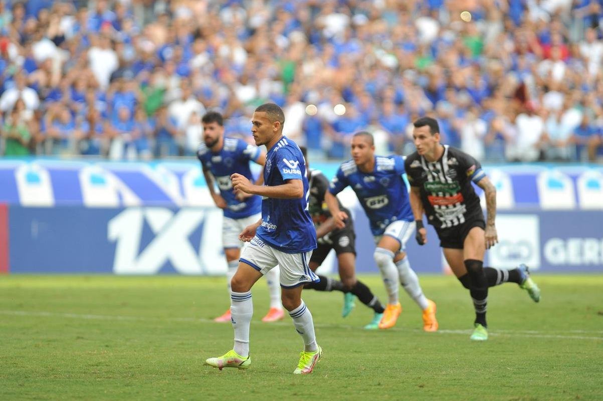 Fotos do gol de Joo Paulo, do Cruzeiro, sobre o Athletic, pela semifinal do Campeonato Mineiro; meia marcou em cobrana de pnalti