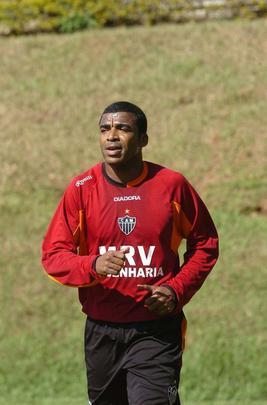 Ari (2006) - Com dificuldades na lateral direita, o Atlético foi atrás de Ari, do Internacional, que chegou para a disputa da Série B. Ele ficou no clube até o fim do ano, mas jogou apenas seis vezes. Ele deixou o Galo e foi para o Fortaleza no ano seguinte.