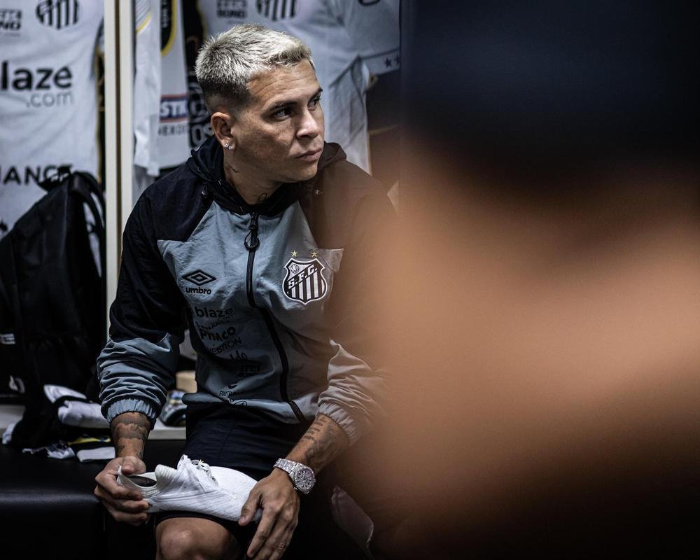 Destaque do Santos, o atacante Yeferson Soteldo foi expulso na derrota para o Grmio, na estreia pela Srie A do Campeonato Brasileiro, e ser desfalque diante do Atltico.