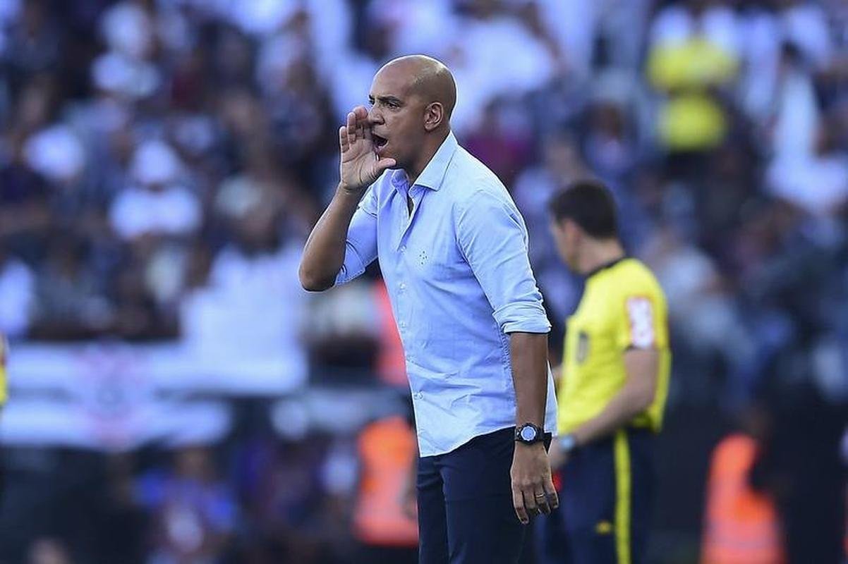 Pela primeira rodada do Campeonato Brasileiro, Corinthians e Cruzeiro se enfrentam na Neo Qumica Arena, em So Paulo