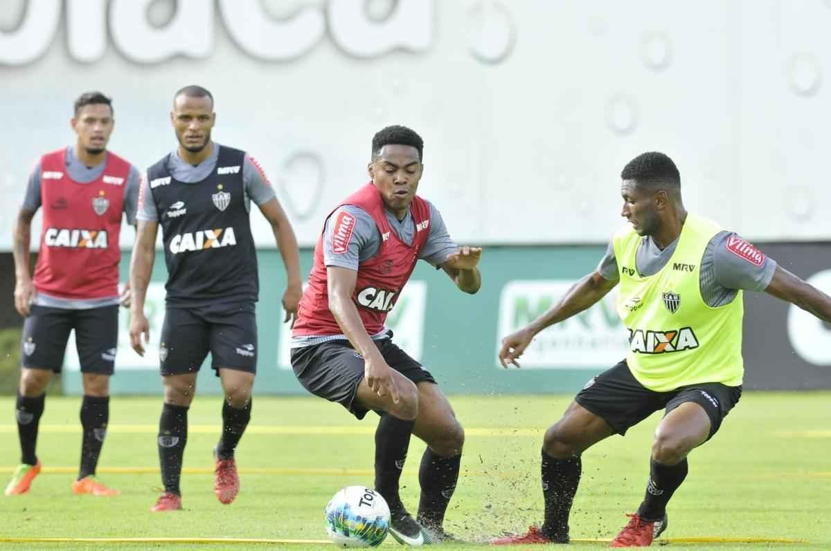 Jogadores que no foram titulares contra o Tombense, no sbado, treinam na cidade do Galo