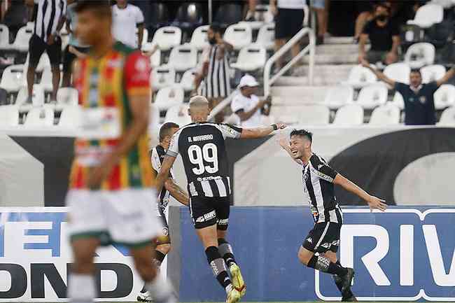 Diante de pouco mais de 700 torcedores, Botafogo fez o dever de casa e chegou ao segundo lugar