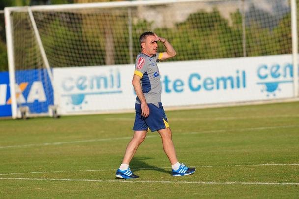 Depois de invaso de torcida organizada, jogadores trabalharam normalmente. Ded foi entregue  preparao fsica, assim como volante Marciel. Time enfrenta o Vitria na quarta-feira pela Copa do Brasil