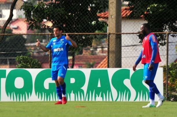 Sem Thiago Neves, que est com desgaste na panturrilha, Mano Menezes escalou o time titular do Cruzeiro no coletivo com Fbio; Lucas Romero, Leo, Murilo e Egdio; Henrique e Ariel Cabral; Robinho, Arrascaeta e Rafinha; Fred. Os reservas atuaram com Rafael; Arthur, Digo, Manoel e Marcelo Hermes; Lucas Silva, Nonoca e Bruno Silva; Rafael Marques, Rafael Sobis e Judivan