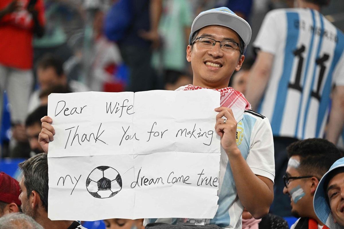 Fotos das torcidas de Argentina e Polnia durante jogo entre as duas selees pelo Grupo C da Copa do Mundo, no Estdio 974, em Doha, no Catar