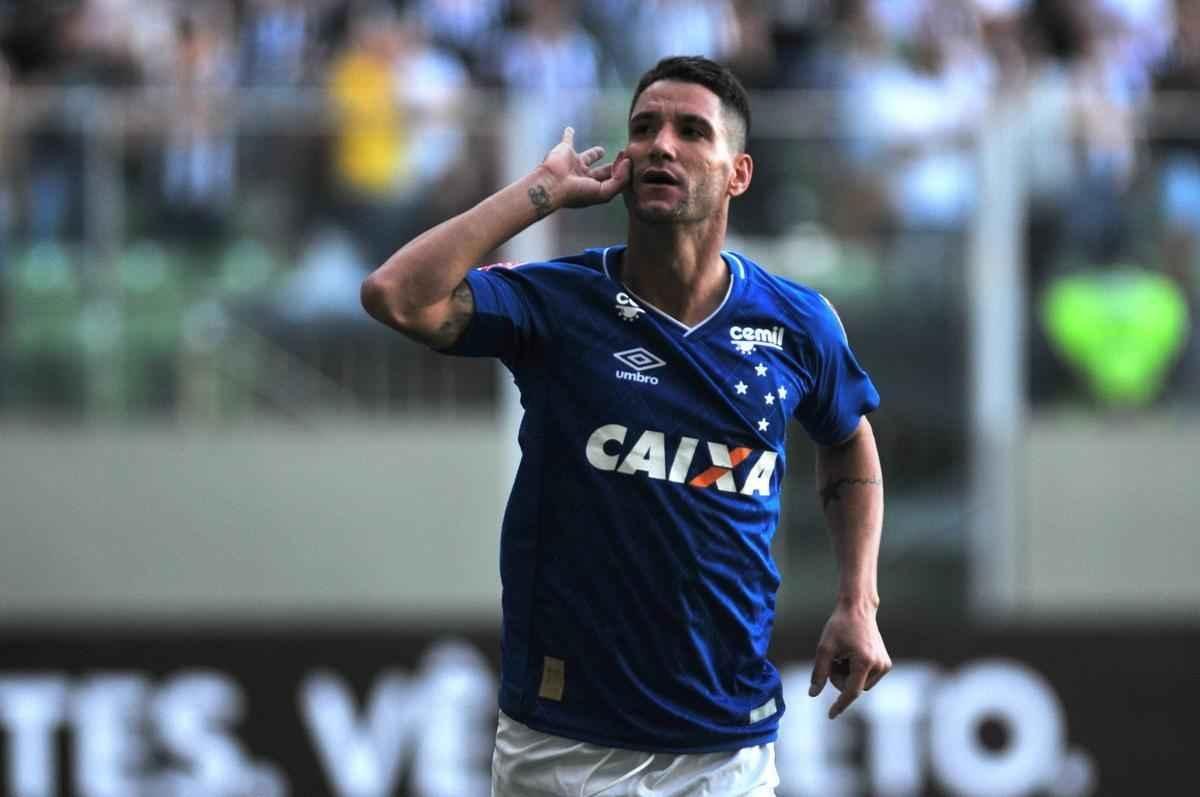 Thiago Neves colocou o Cruzeiro em vantagem no clssico: 1 a 0