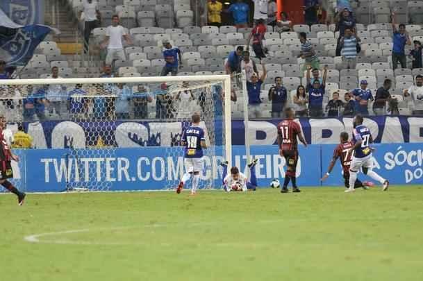 Rafael defendeu pnalti de Niko nos acrscimos e garantiu vitria do Cruzeiro por 2 a 1 no Mineiro