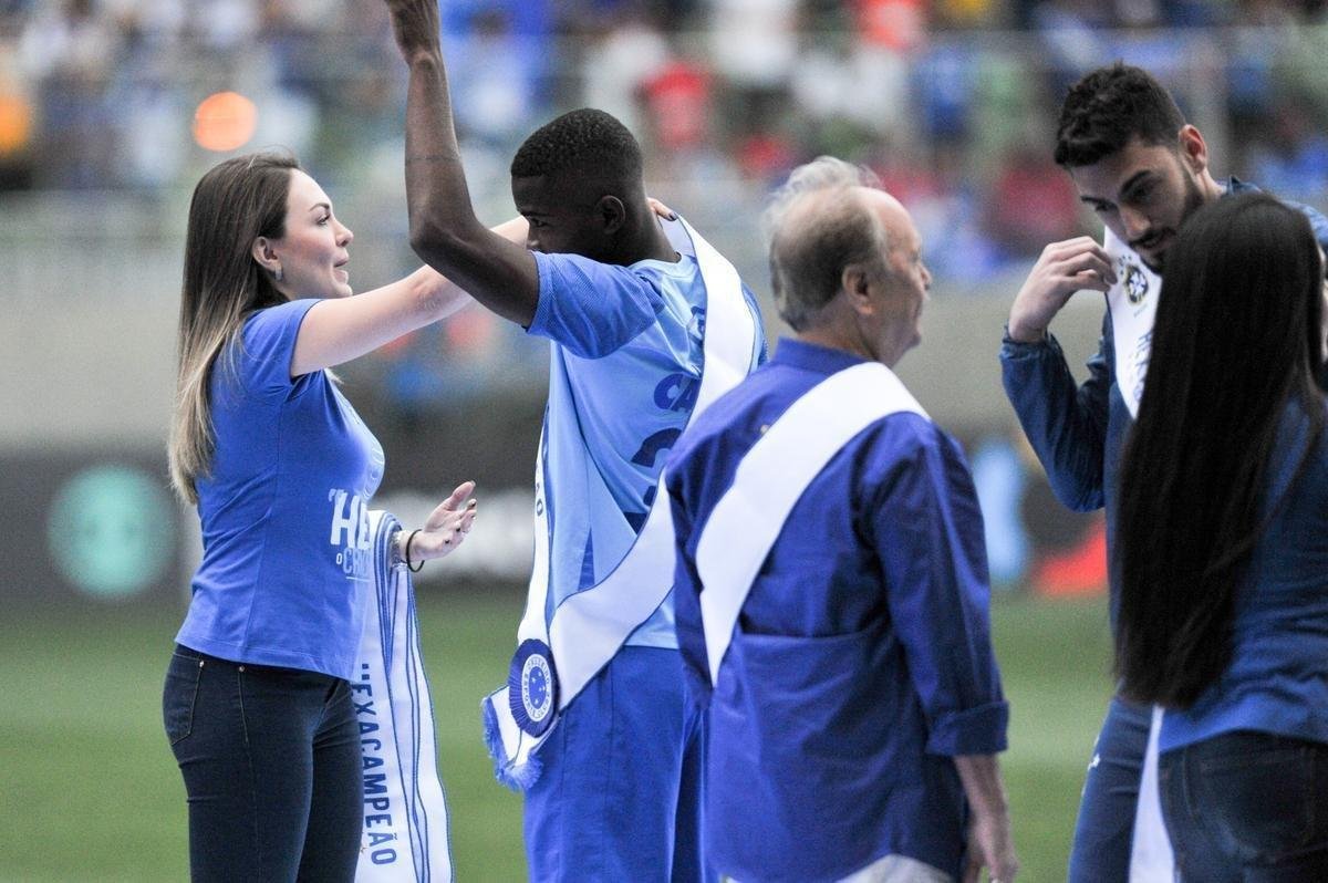 Jogadores, integrantes da comisso tcnica e dirigentes do Cruzeiro recebem faixas alusivas ao ttulo da Copa do Brasil