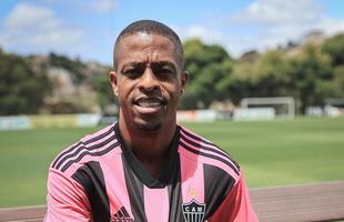 Jogadores do Atltico posam com nova camisa rosa