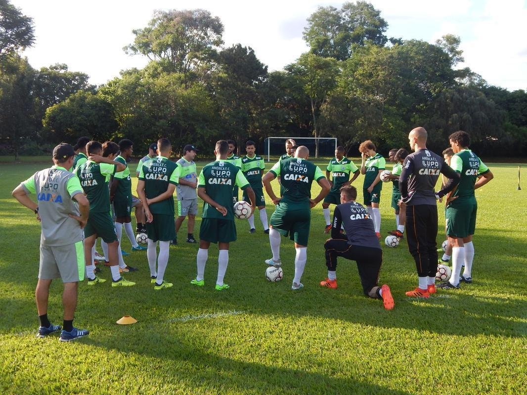 Amrica treinou nesta sexta-feira em Londrina em preparao para duelo contra o Londrina, neste sbado, s 17h (de Braslia), pela penltima rodada da Srie B. Enderson Moreira comandou uma atividade no campo da Associao dos Funcionrios Municipais de Londrina (AFML) 