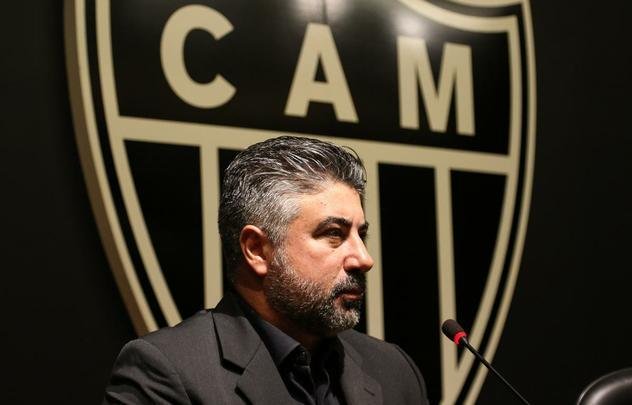 DEZEMBRO: Alexandre Gallo, diretor de futebol contratado pelo presidente eleito, Sérgio Sette Câmara, trabalhou rápido na captação de reforços. Foram cinco contratados antes da virada do ano: Samuel Xavier (lateral-direito), Arouca (volante), Erik (atacante), Róger Guedes (atacante) e Ricardo Oliveira (atacante).
