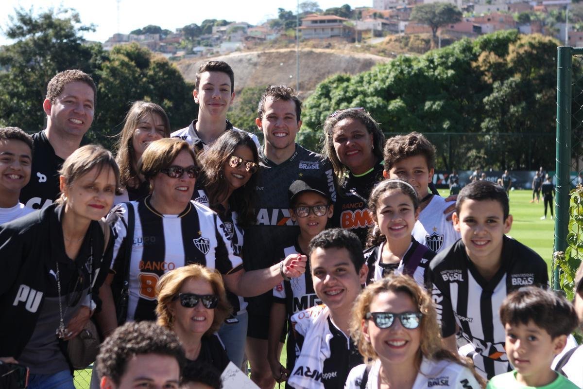 Na Cidade do Galo para tratamento de leso, Bernard, ex-jogador do Atltico e atualmente sem clube, foi a campo e atendeu torcedores 