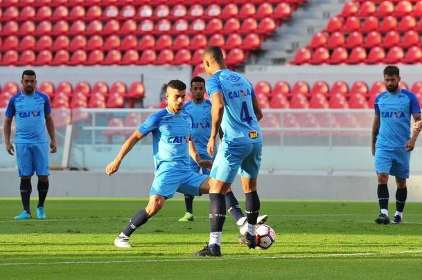 Fotos do treino do Cruzeiro no estdio Libertadores de Amrica, casa do Independiente, em Avellaneda. Time celeste fechou preparao para o jogo contra o Racing, s 21h30 desta tera-feira, no El Cilindro, pela primeira rodada do Grupo 5 da Copa Libertadores (Ramon Lisboa/EM D.A Press)