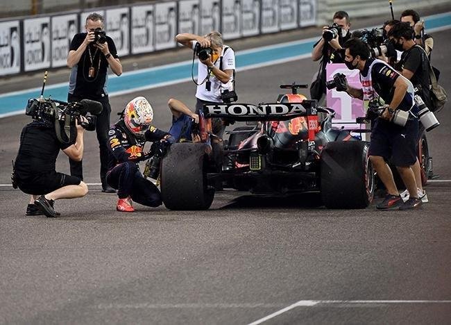 Max ultrapassou Lewis Hamilton, da Mercedes, na �ltima volta e venceu o GP de Abu Dhabi