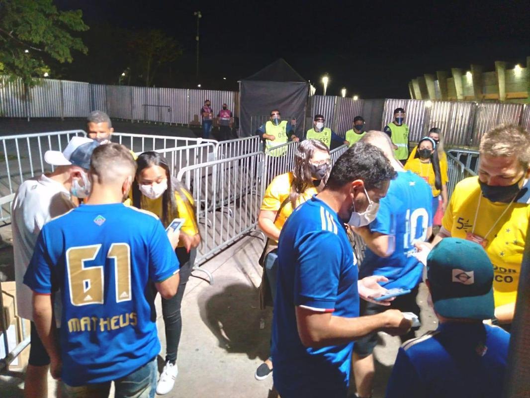 Torcedores apresentam testes de COVID-19 negativos para entrarem no Mineiro
