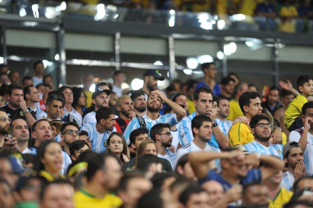Fotos das torcidas de Brasil e Argentina, no Mineiro, no clssico vlido pela semifinal da Copa Amrica