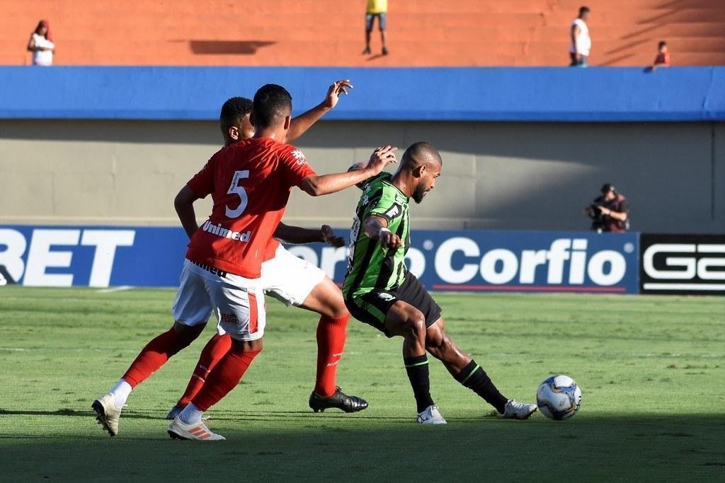 Fotos do empate entre Vila Nova e Amrica