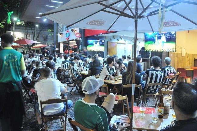 Atleticanos em bares na Savassi, em BH, durante a final da Copa do Brasil contra o Athletico-PR.