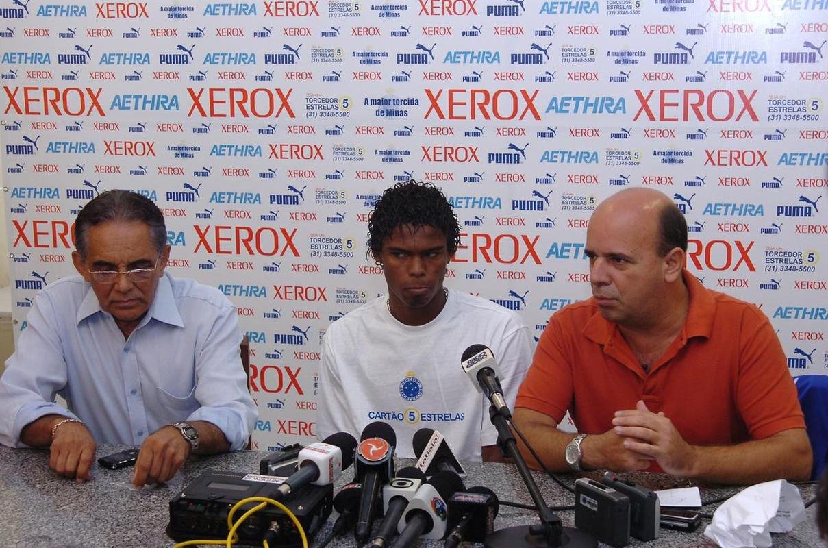 14/02/2007 - Benecy Queiroz (esquerda) na apresentao do meia Maicosuel, no Cruzeiro