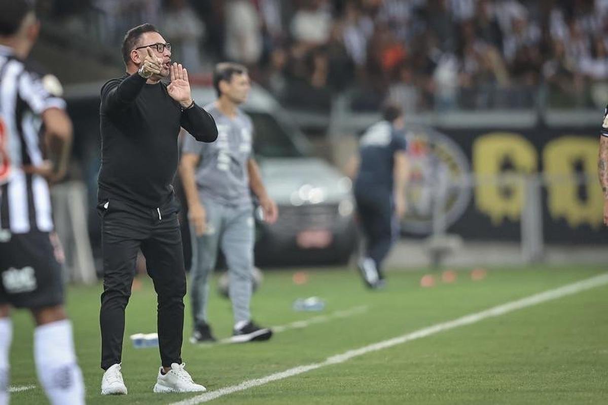 No empate por 1 a 1 com o Santos, no Mineiro, pelo Campeonato Brasileiro, Antonio Mohamed foi vaiado pela torcida