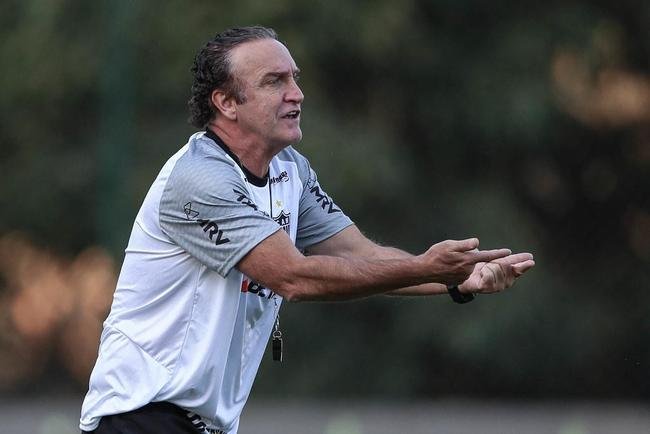 Cuca tem oito opes para escalar na vaga de Zaracho para o duelo contra o Bahia. Veja na sequncia.