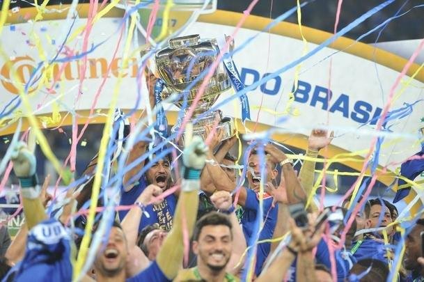 Depois da vitria por 5 a 3 nos pnaltis, que teve Fbio como heri, jogadores e comisso tcnica comemoraram muito no gramado do Mineiro. Capito Henrique ergueu a taa do penta no Gigante