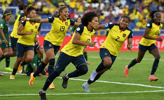 Joselyn Espinales festeja o quinto gol da Seleção Equatoriana na estreia
