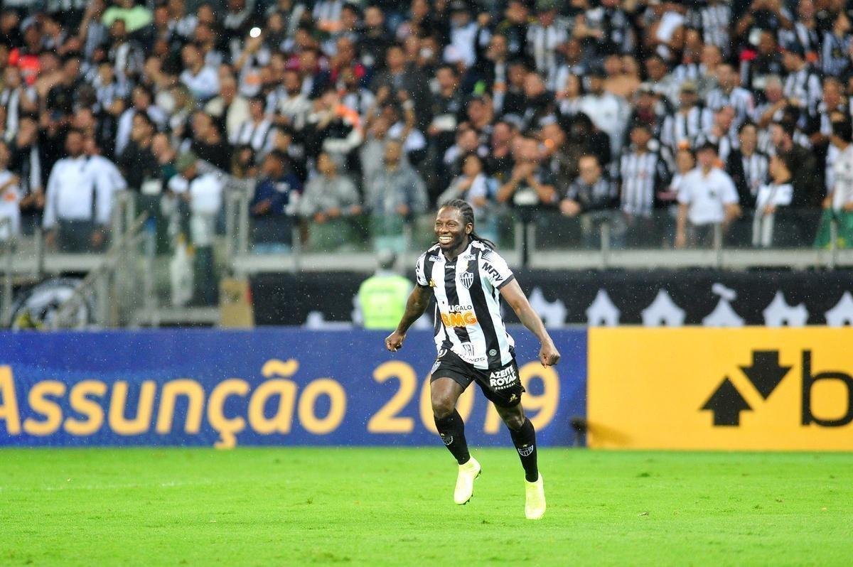 No segundo tempo, Char recebeu bola de Cazares e marcou o segundo do Atltico: 2 a 0