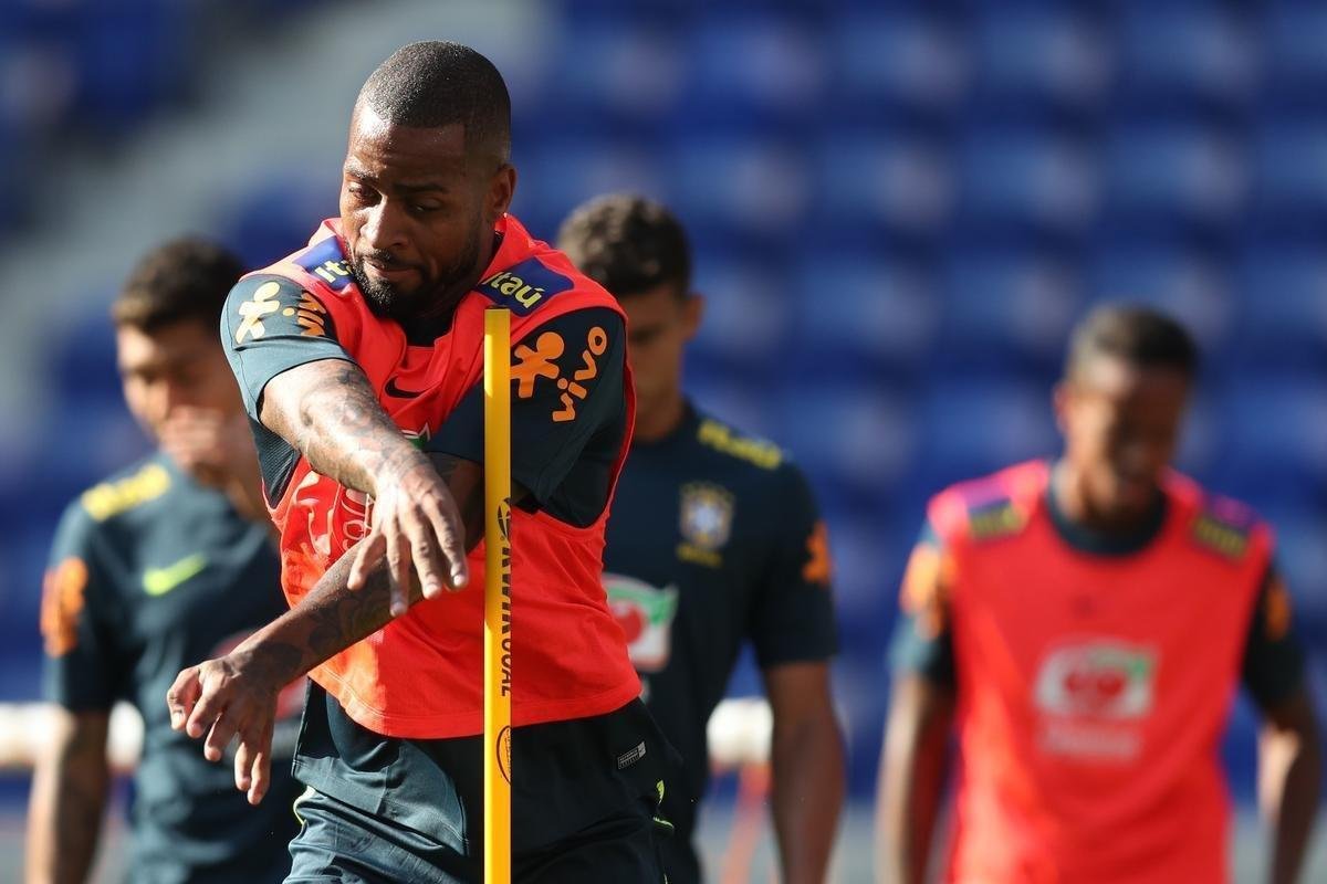 Veja imagens do treino da Seleção Brasileira, com Dedé em campo