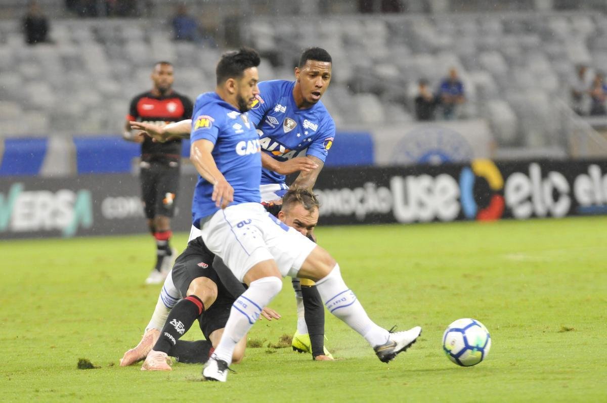 No segundo tempo, Fred marcou duas vezes e ampliou vantagem do Cruzeiro para 3 a 0
