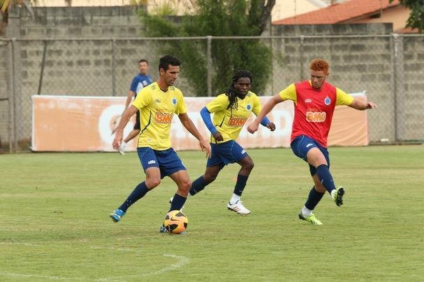 Em 2013, as chances ficaram mais escassas para Tinga, j que o Cruzeiro havia contratado os volantes Nilton e Souza e dado mais oportunidades  promessa Lucas Silva. Mesmo assim, o volante teve papel importante fora de campo, ficando muito prximo do tcnico Marcelo Oliveira.