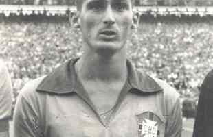 Copa do Mundo de 1962 (Chile) - Atacante Julinho pediu dispensa em funo de uma distenso muscular.