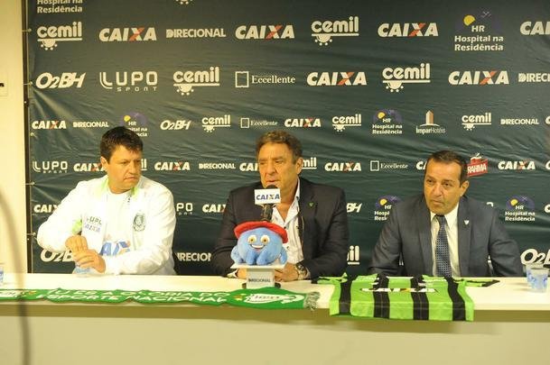 Depois de conversa com diretoria no campo, Adilson Batista foi apresentado como novo treinador do Amrica