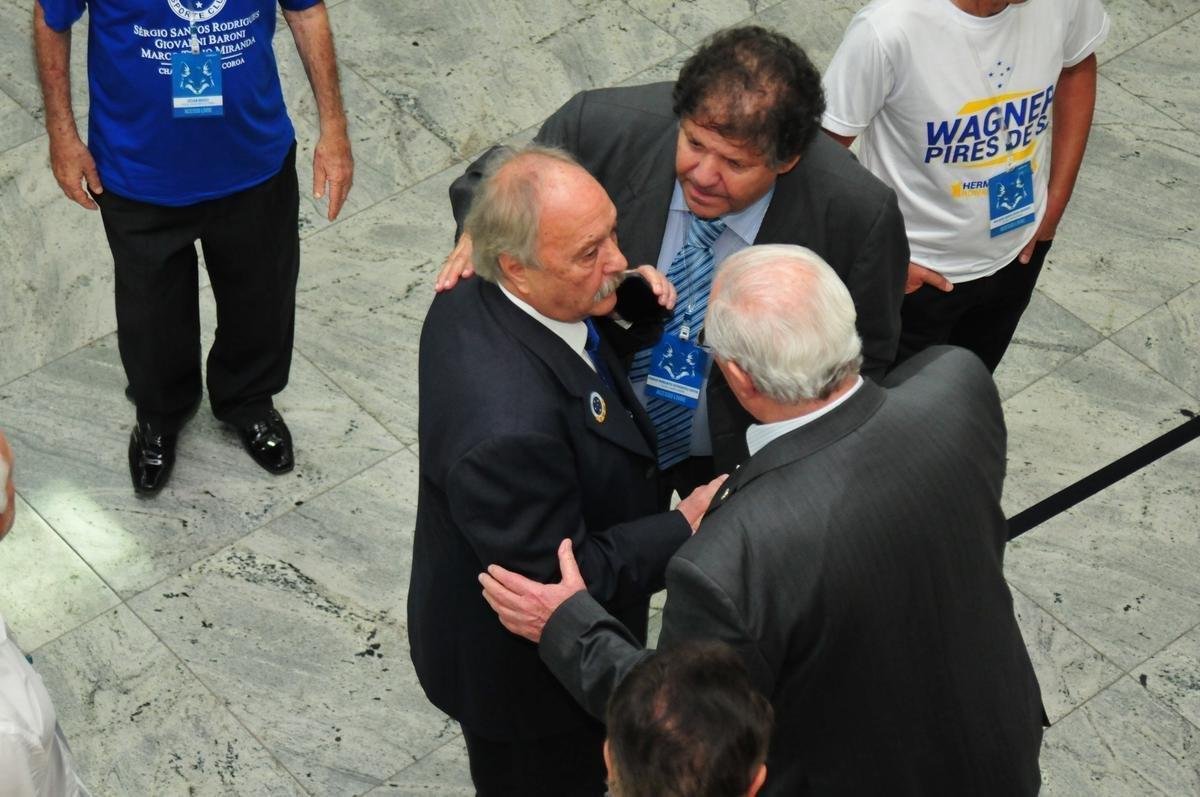 Wagner Pires de S venceu eleio com 235 votos e  o novo presidente do Cruzeiro. Ele comendar o clube no trinio 2018, 2019 e 2020. Srgio Santos Rodrigues, apoiado por Zez Perrella, ficou com 200 votos no pleito.